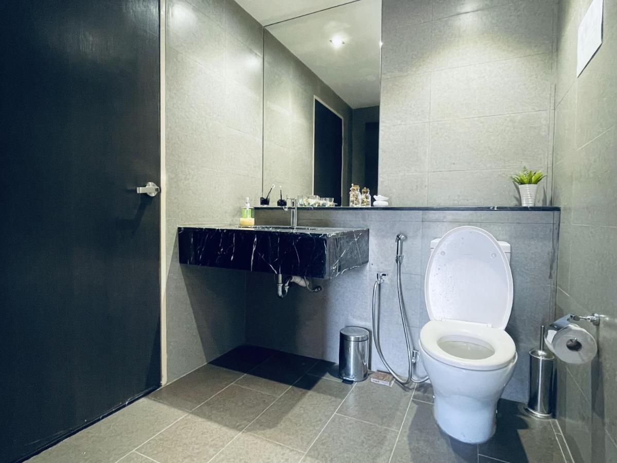 B.Suites 21 Kota Kinabalu Buitenkant foto