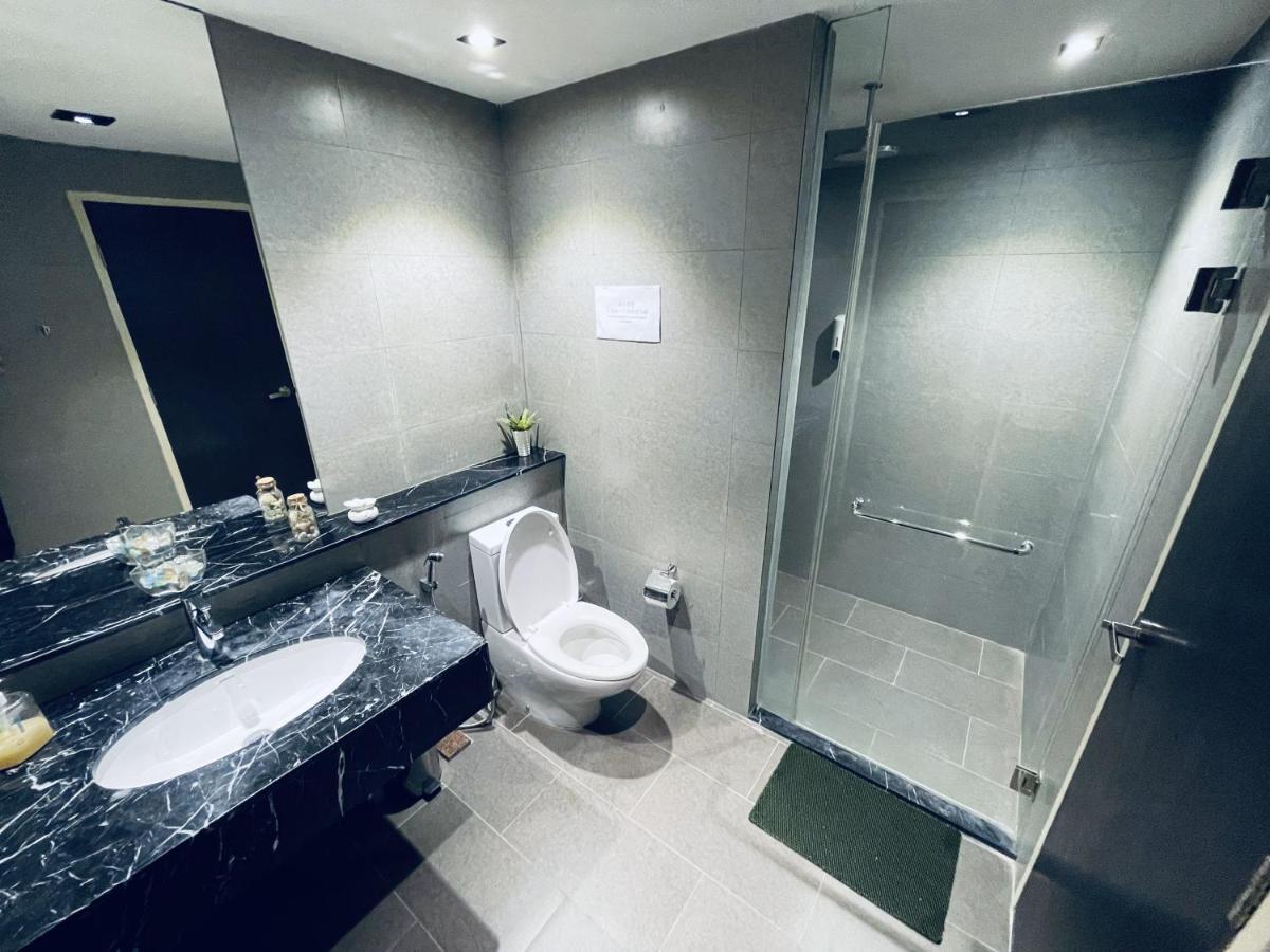 B.Suites 21 Kota Kinabalu Buitenkant foto