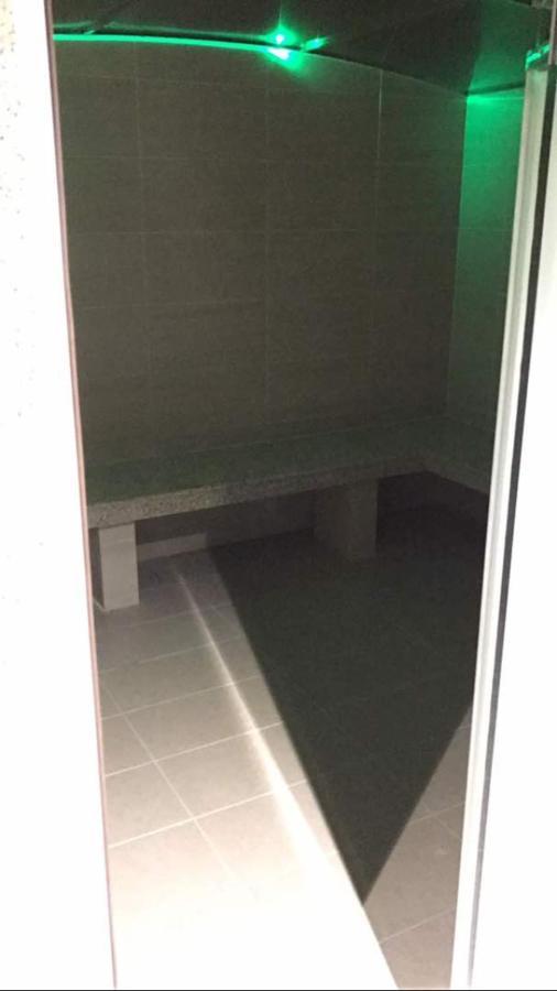 B.Suites 21 Kota Kinabalu Buitenkant foto