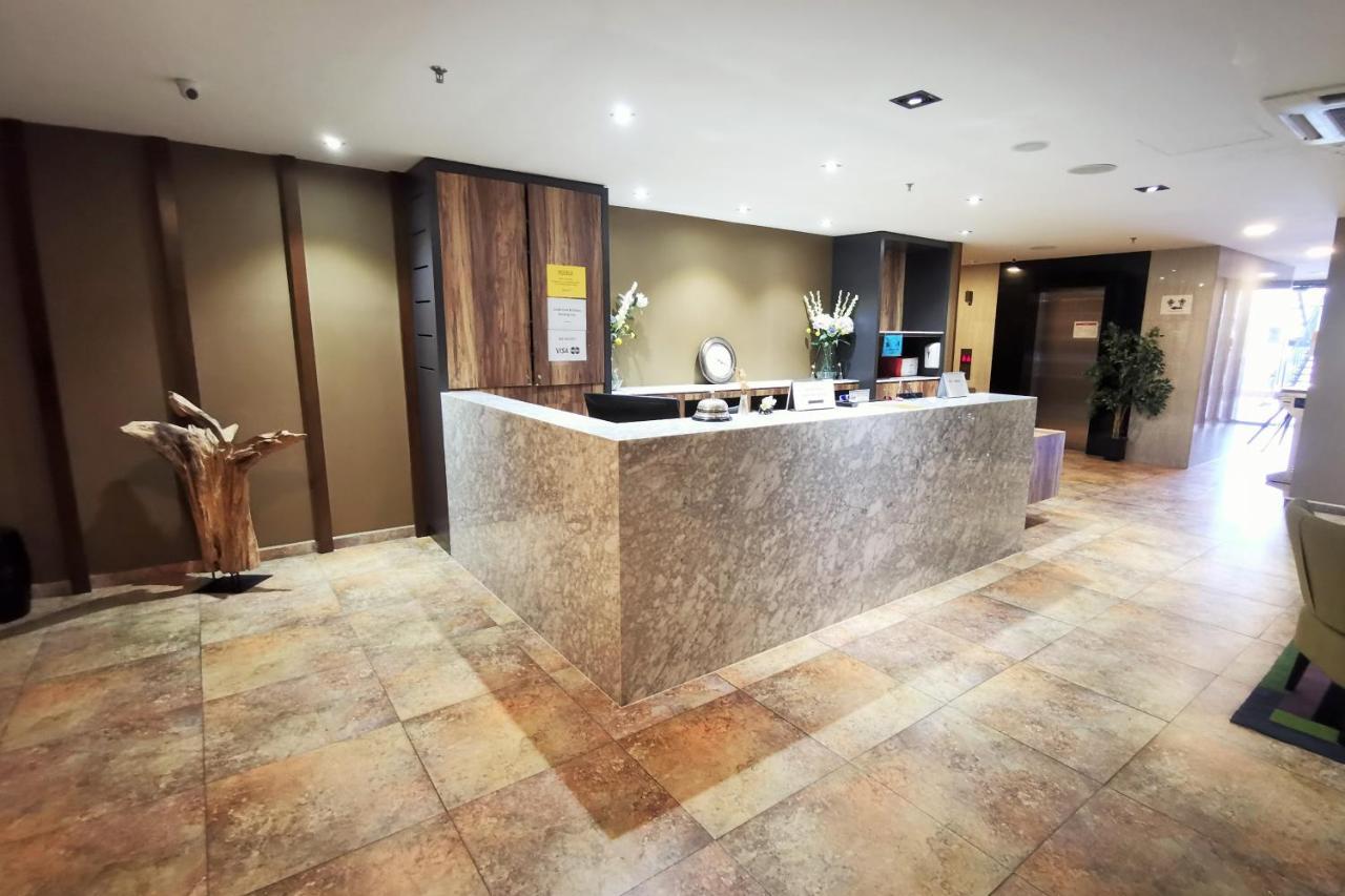 B.Suites 21 Kota Kinabalu Buitenkant foto